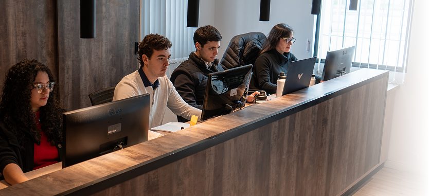 Equipo de Grupo MEC trabajando en oficina